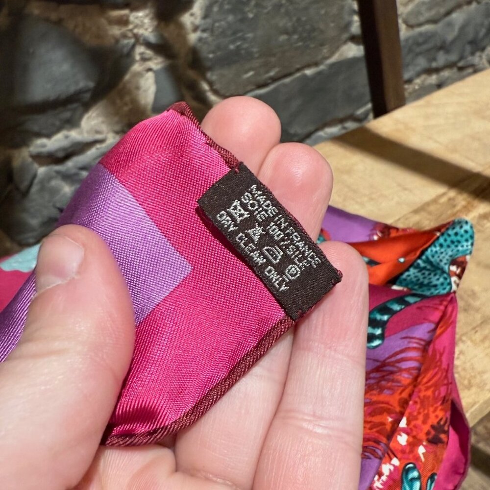 Hermès Purple Magenta "Guépards" 90cm Silk Square Scarf - Picture 11 of 11